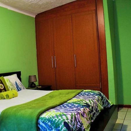 גאבורון Berry Bliss Guest House מראה חיצוני תמונה